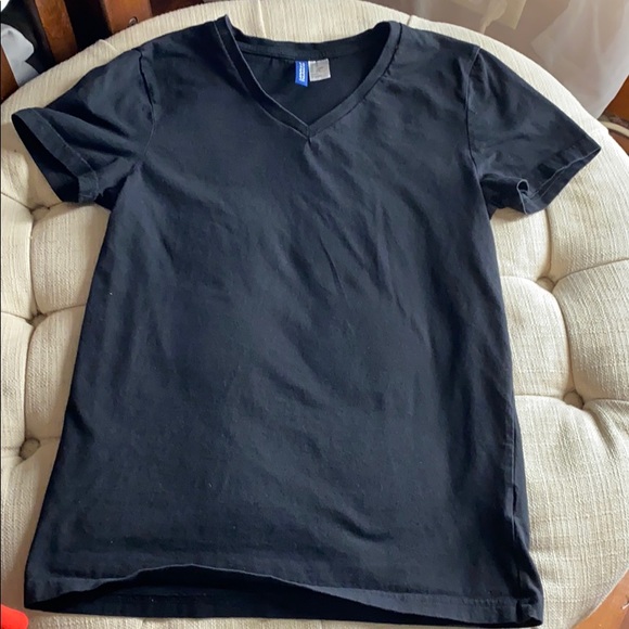 Basic vneck black tee - Picture 2 of 3